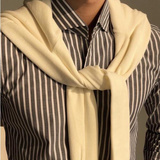 王一博肖战的日常穿搭你更pick谁,王一博穿牛仔上衣与肖战同框视频