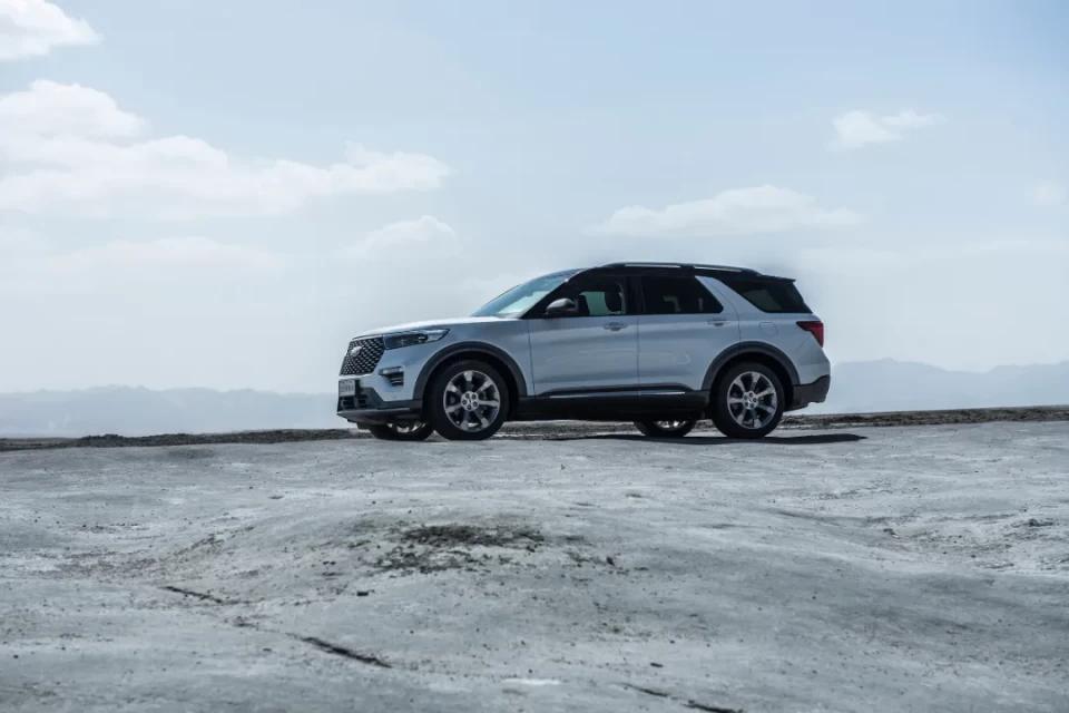 穿越过格尔木的盐湖我感受到了福特探险者的“硬气”