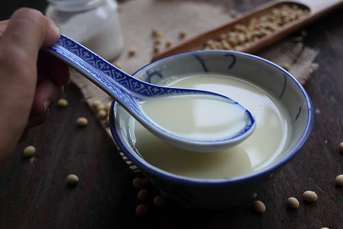 经常喝豆浆会引起湿气吗,经常喝豆浆会得结石吗