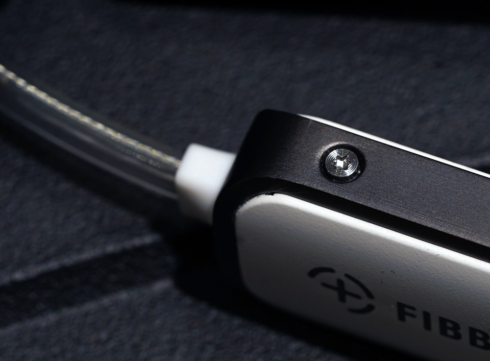 没埋线也能玩家庭影院！FIBBRCrystal系列光纤HDMI线试用报告