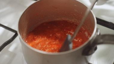 草莓漏奶华，一个没有感情的草莓吃货