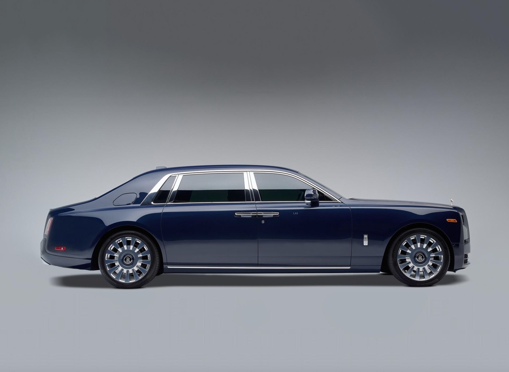 又一行政级豪车,配V12发动机、星空车顶、吧台、酒柜,要啥有啥