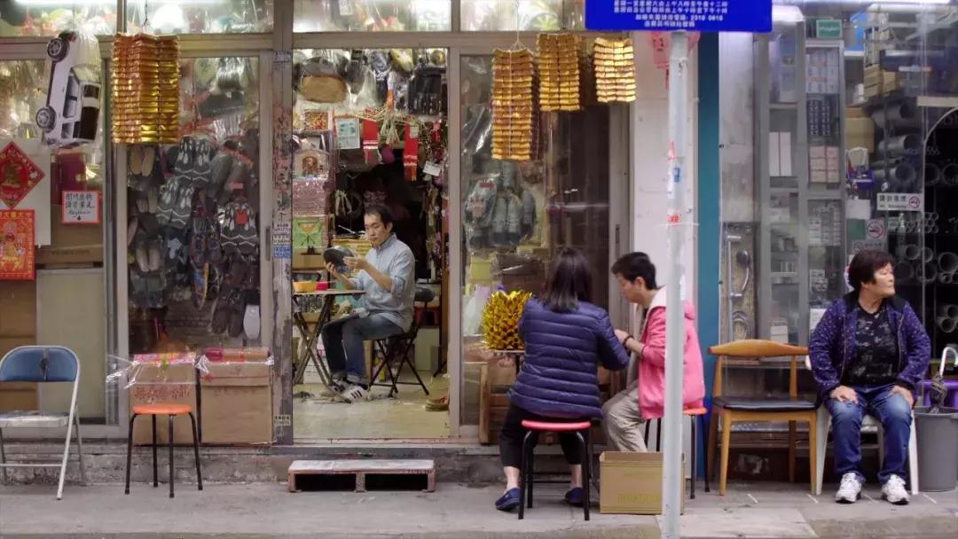 香港阴间设计师:为黄家驹订做电吉他,为张国荣粉丝订做咖啡厅..