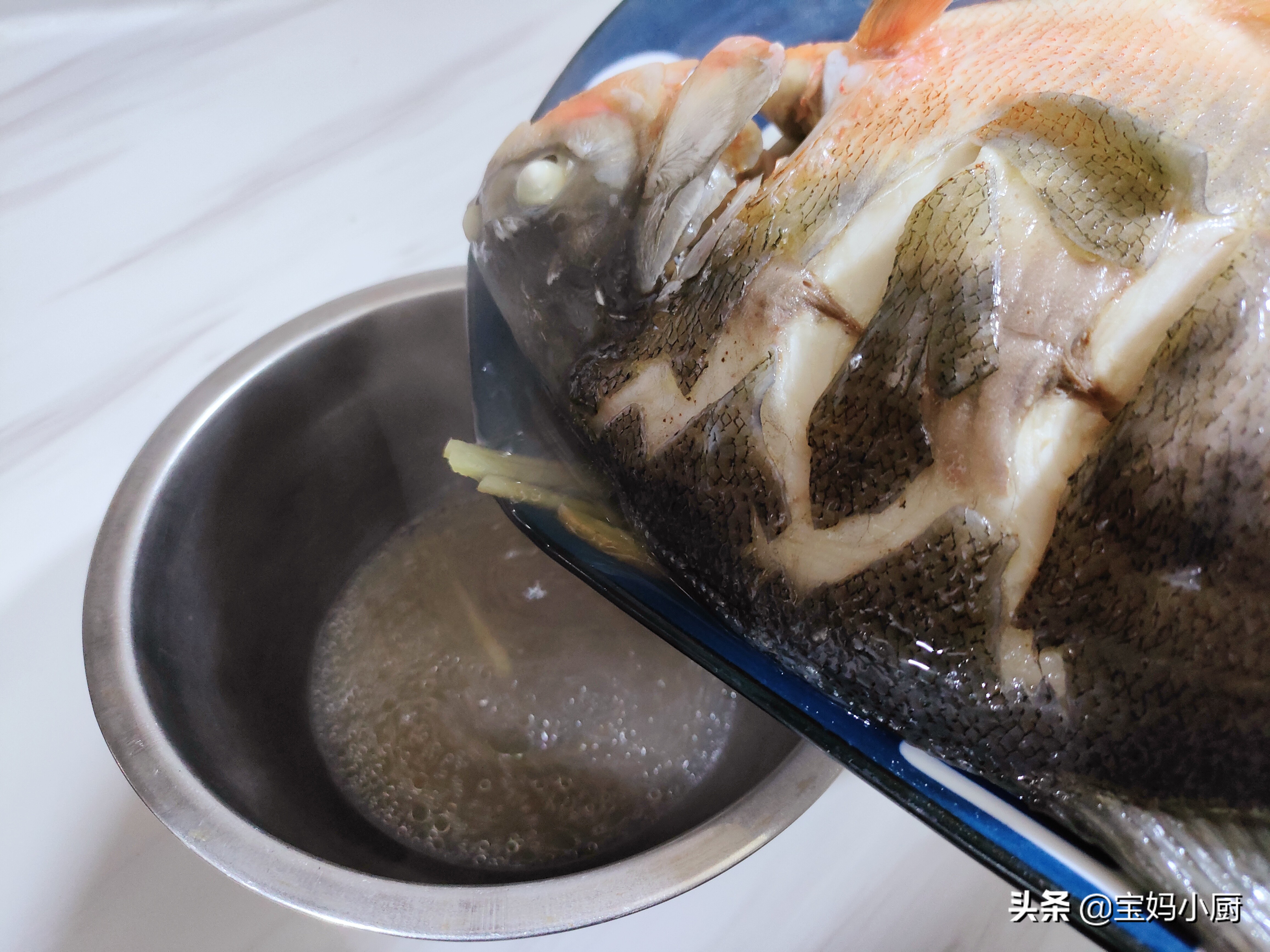 清蒸鱼该怎么做才能既入味又鲜嫩,如何做清蒸鱼才好吃不腥