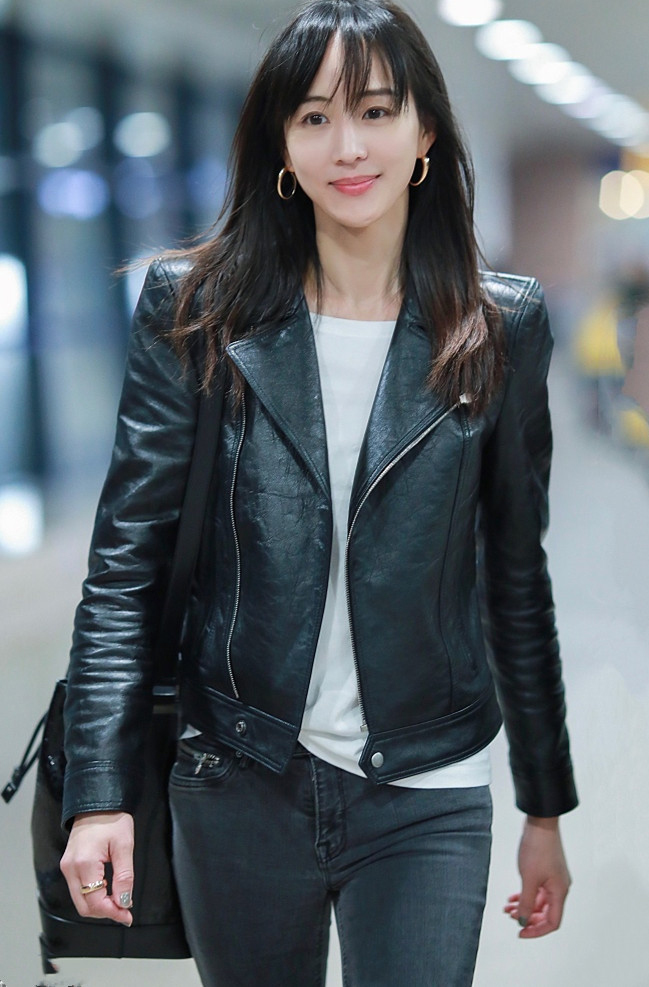 张钧甯黑色皮裙搭配飒爽短发,张钧甯皮衣配什么裤子