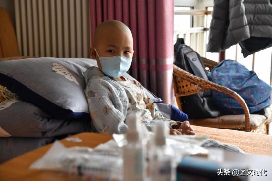 男孩确诊癌症后躺在妈妈怀里痛哭,三岁男童罹患肿瘤之王