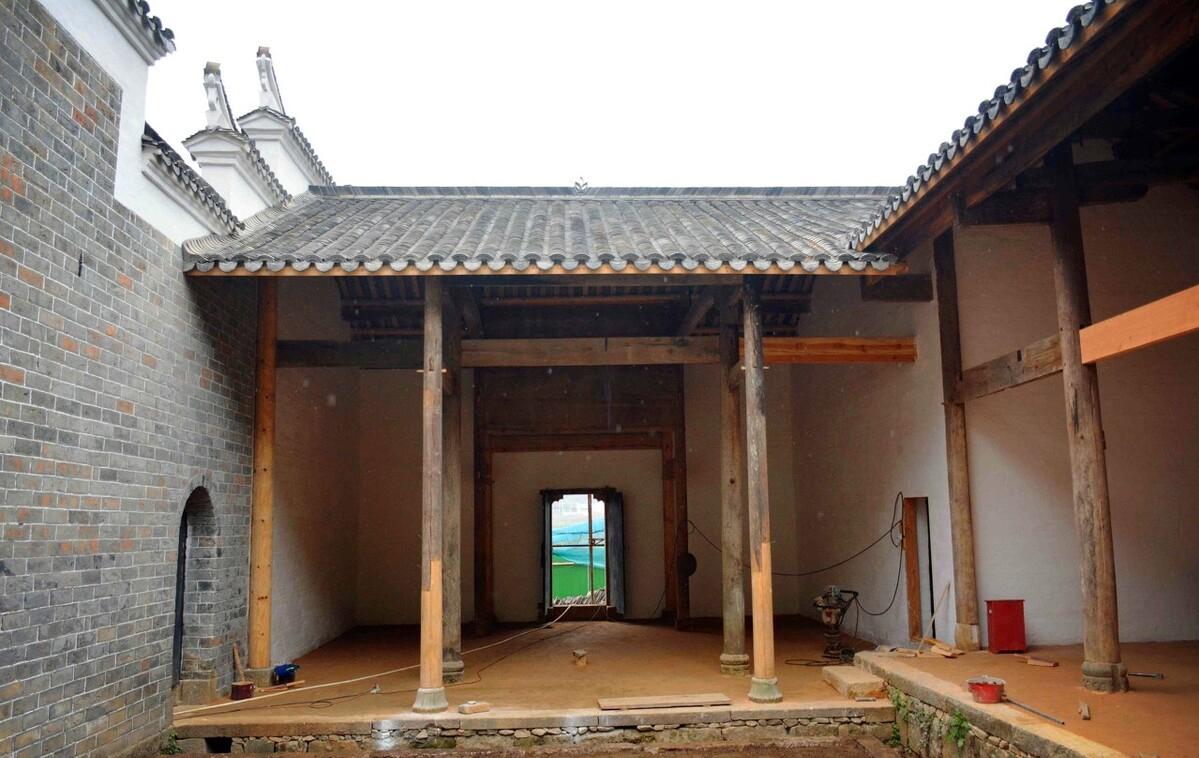 屋后有水适合建房子吗,门前有坟墓可以建房吗