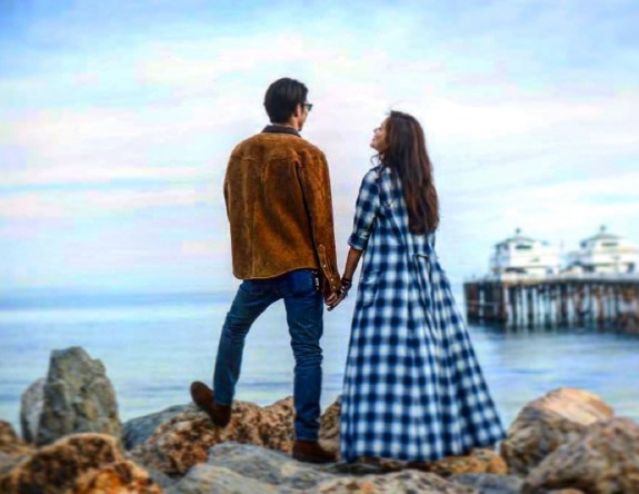 林志玲穿深v吊带连衣裙凹造型,林志玲印花黑裙端庄优雅