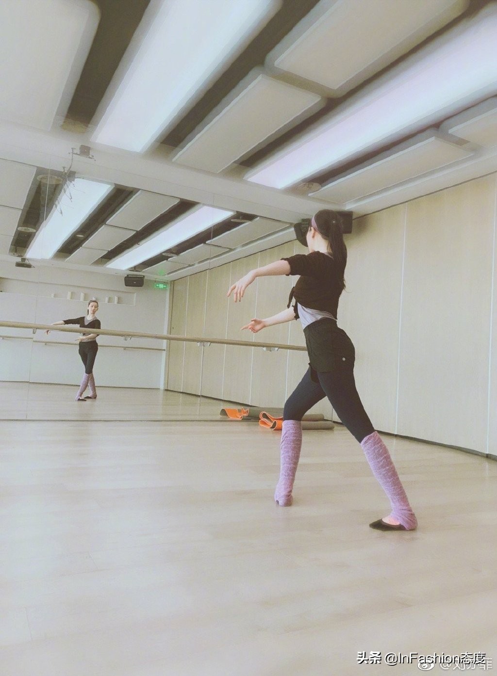 刘亦菲确认下一部新剧了吗,刘亦菲一身露腰造型亮相机场