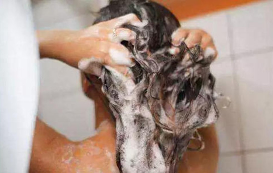 头发毛躁做软化好还是矫正好,男生头发干枯毛躁怎样软化