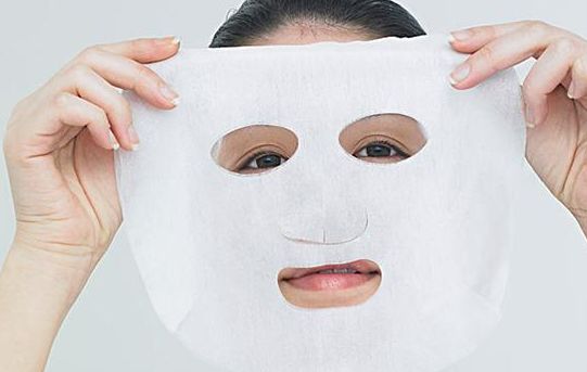 面膜里的塑料纸到底要不要揭下去,面膜外面的塑料纸要敷上去吗