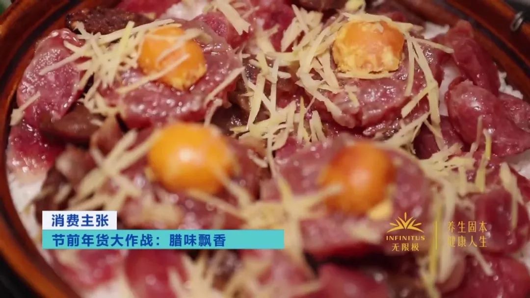 又到熏腊肉灌香肠的时节,做好的香肠在家熏腊肉