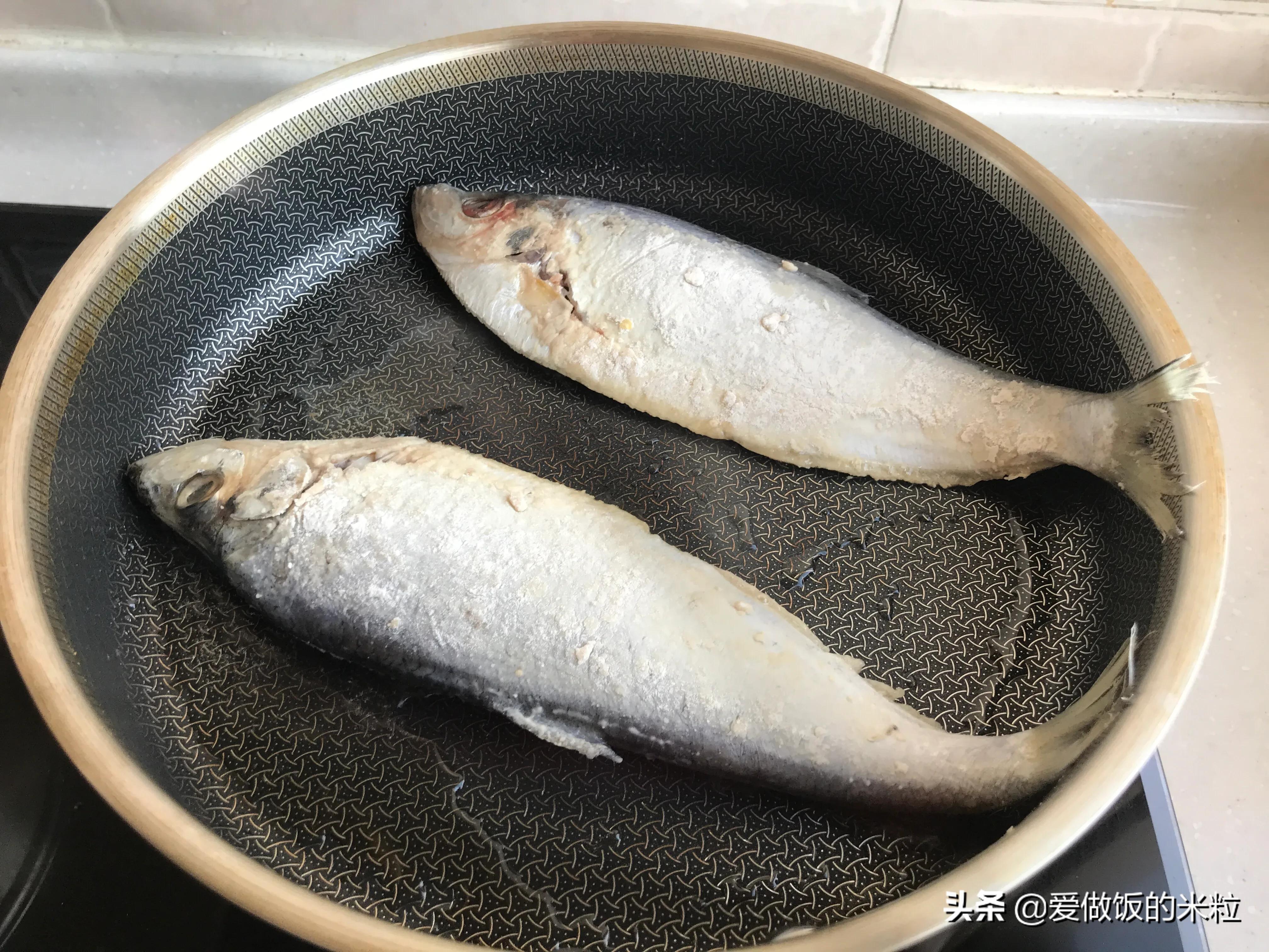 煎咸鱼的做法大全家常视频教程,煎鱼不煎糊的小窍门