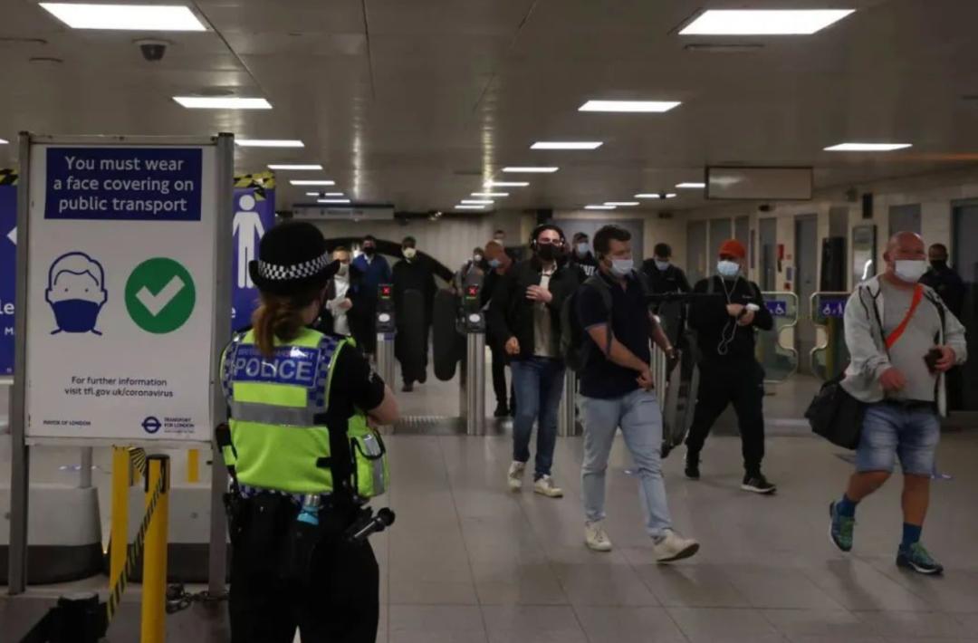 颠覆三观！外挂鹰钩鼻出街，英国人的脑洞真服了…这也叫口罩？