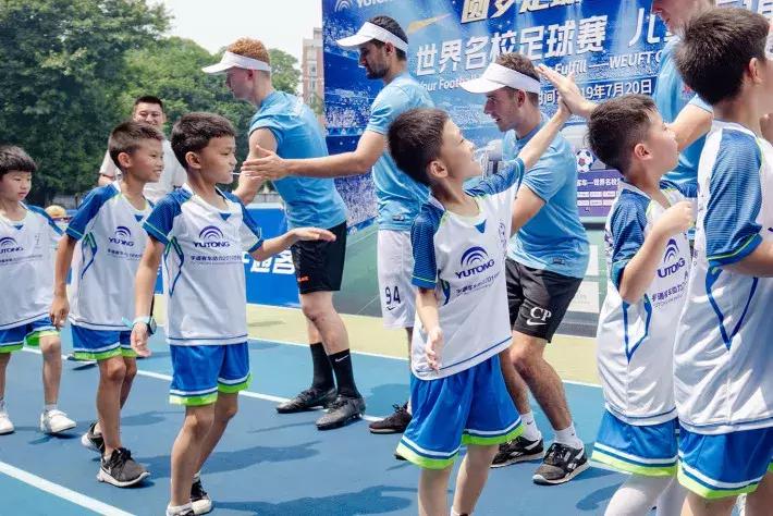 央视报道世界名校足球赛—儿童友谊赛，宇通客车现场助阵