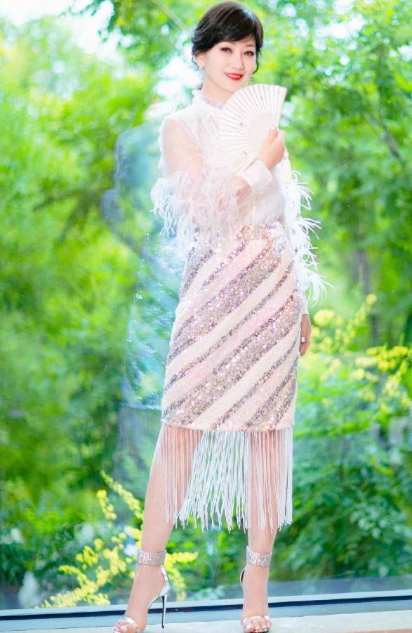 赵雅芝不惧年龄挑战包臀裙,赵雅芝今年70岁素颜同款衣服