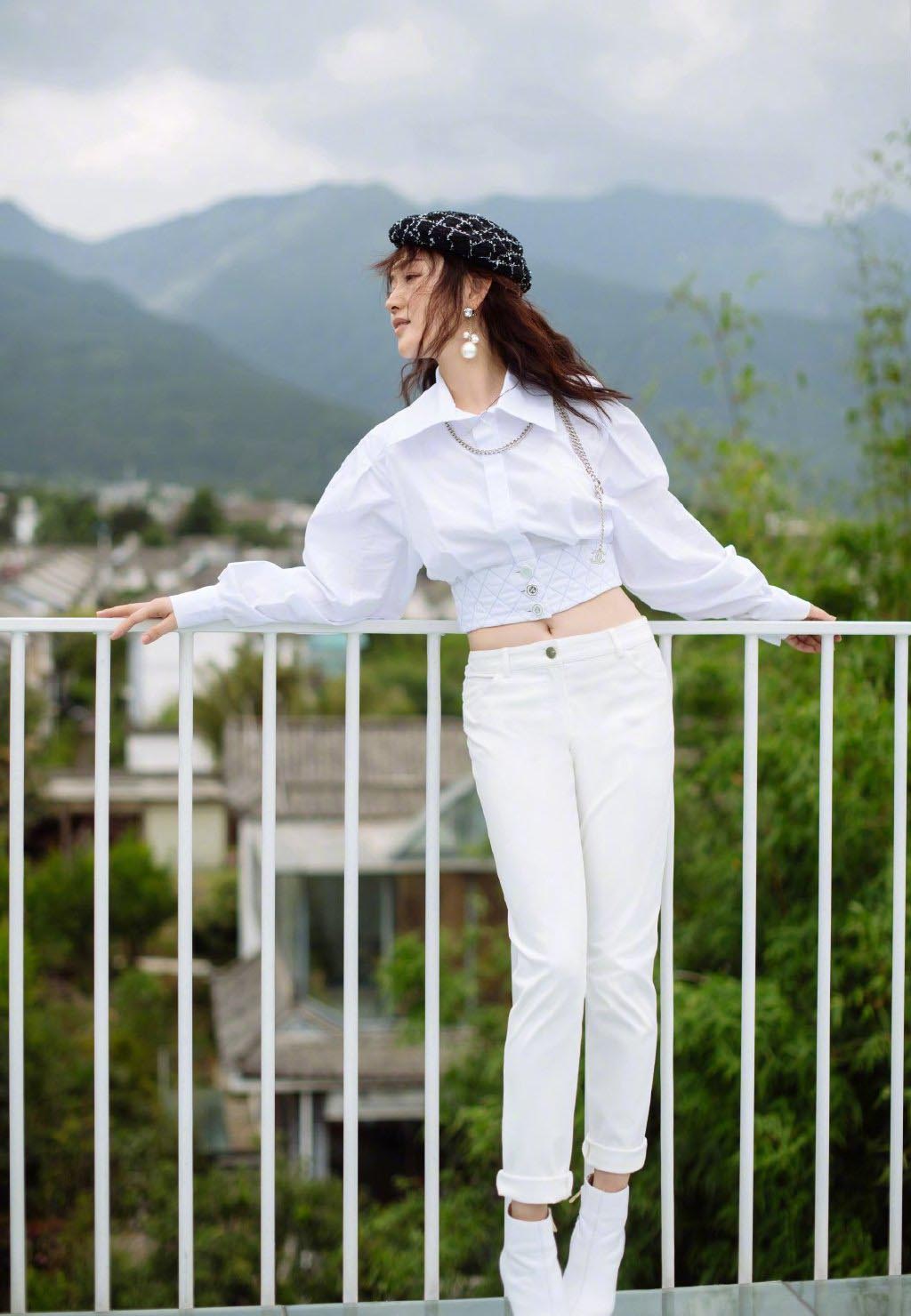 杨钰莹48岁未结婚，穿抹胸碎花裙扎小辫，嫩得还像18岁少女