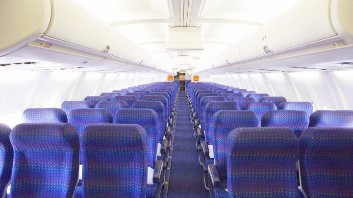 飞机上什么座位比较稳,飞机上座位选哪里最安全
