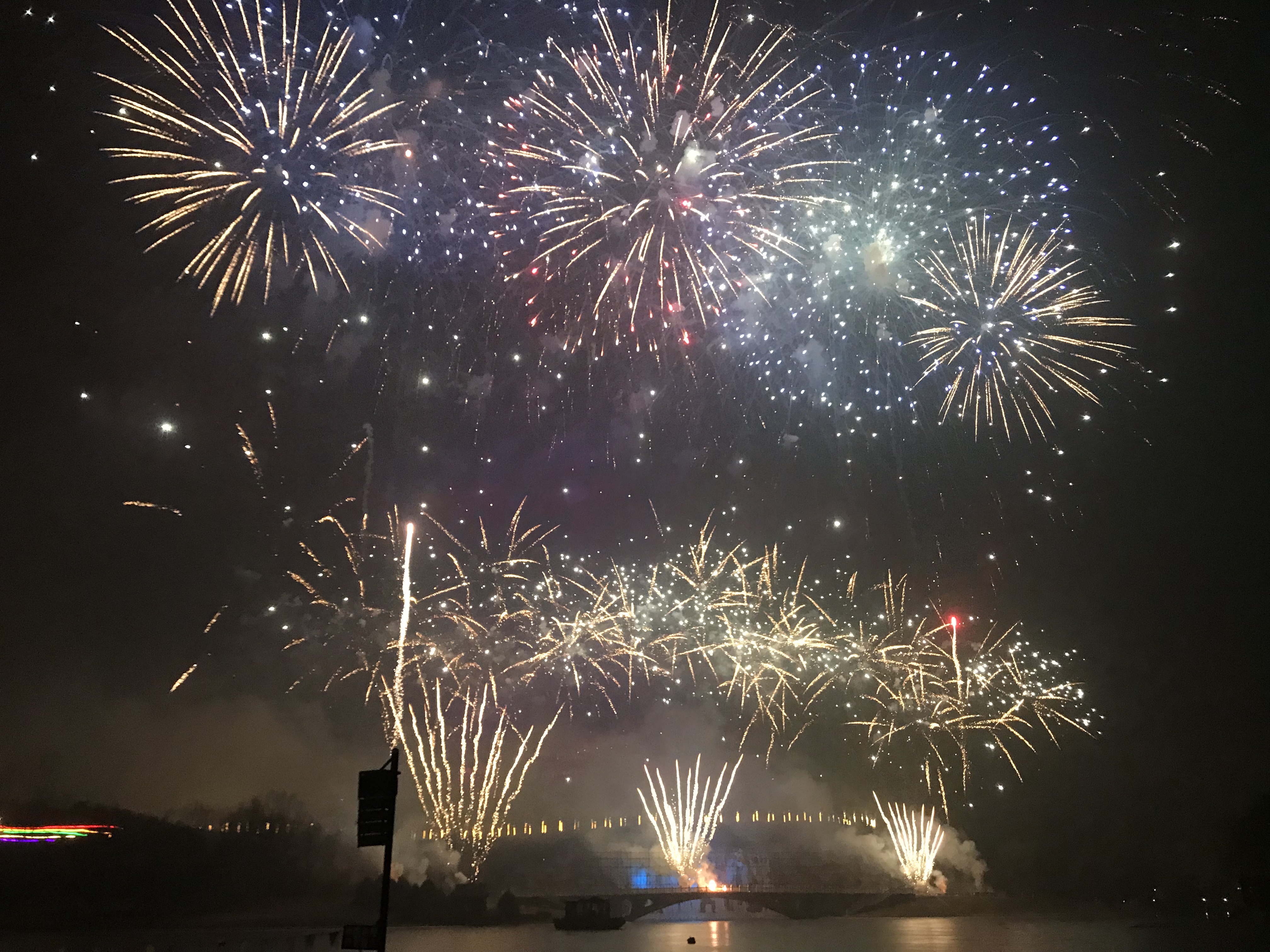 正定:漫天花雨迎盛世璀璨烟花耀佳年