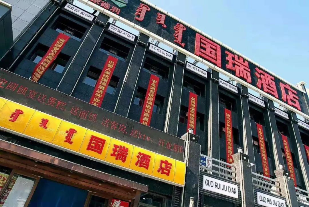 轰动全城，品牌羽绒服、品牌女鞋年终清仓，万条羊围巾免费送