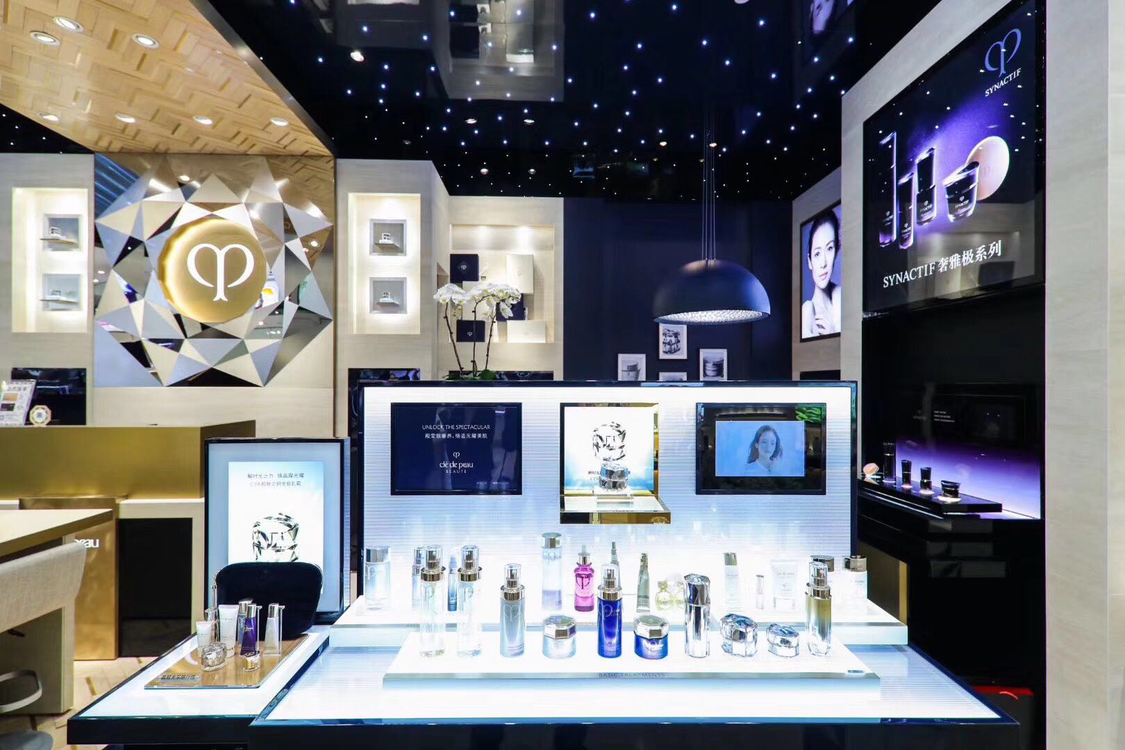 奢美密钥至臻尊耀CPB肌肤之钥璀璨亮相成都伊势丹