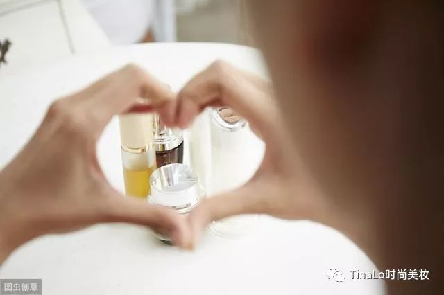 化妆水是用手擦好还是用化妆棉好,化妆水的正确使用方法