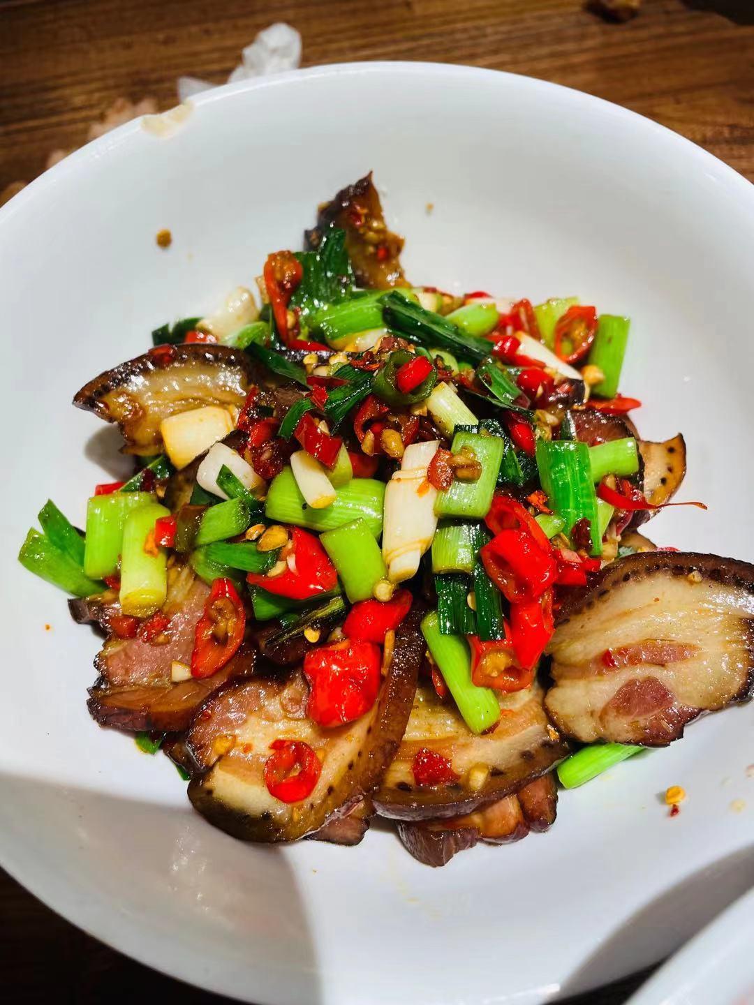 长沙金马路上一家人气美食店，做各*猪种**肉料理