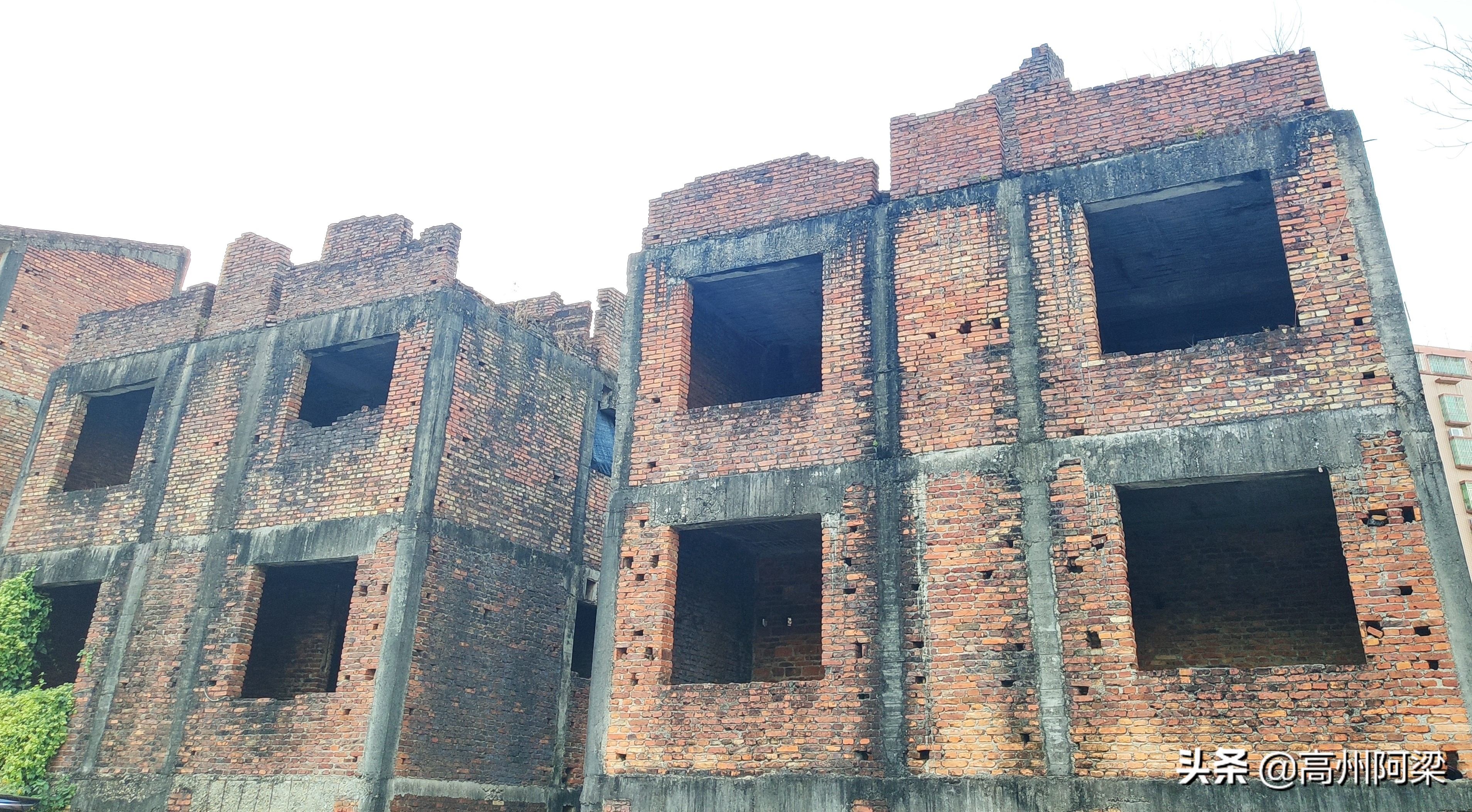 深圳半山腰富人区别墅,深圳闹市区烂尾别墅5万一楼