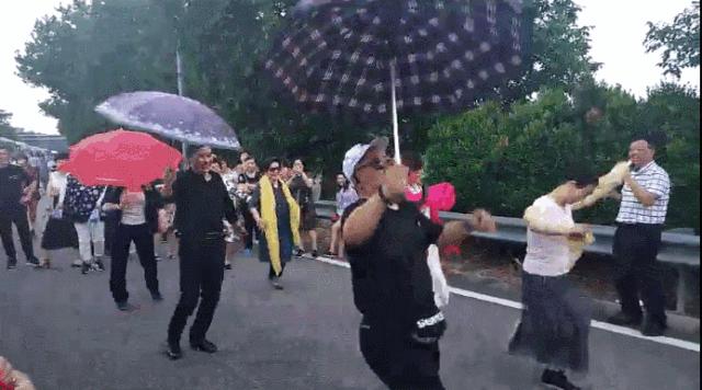 中国大妈们在国外跳广场舞,中国大妈在温哥华商场跳广场舞