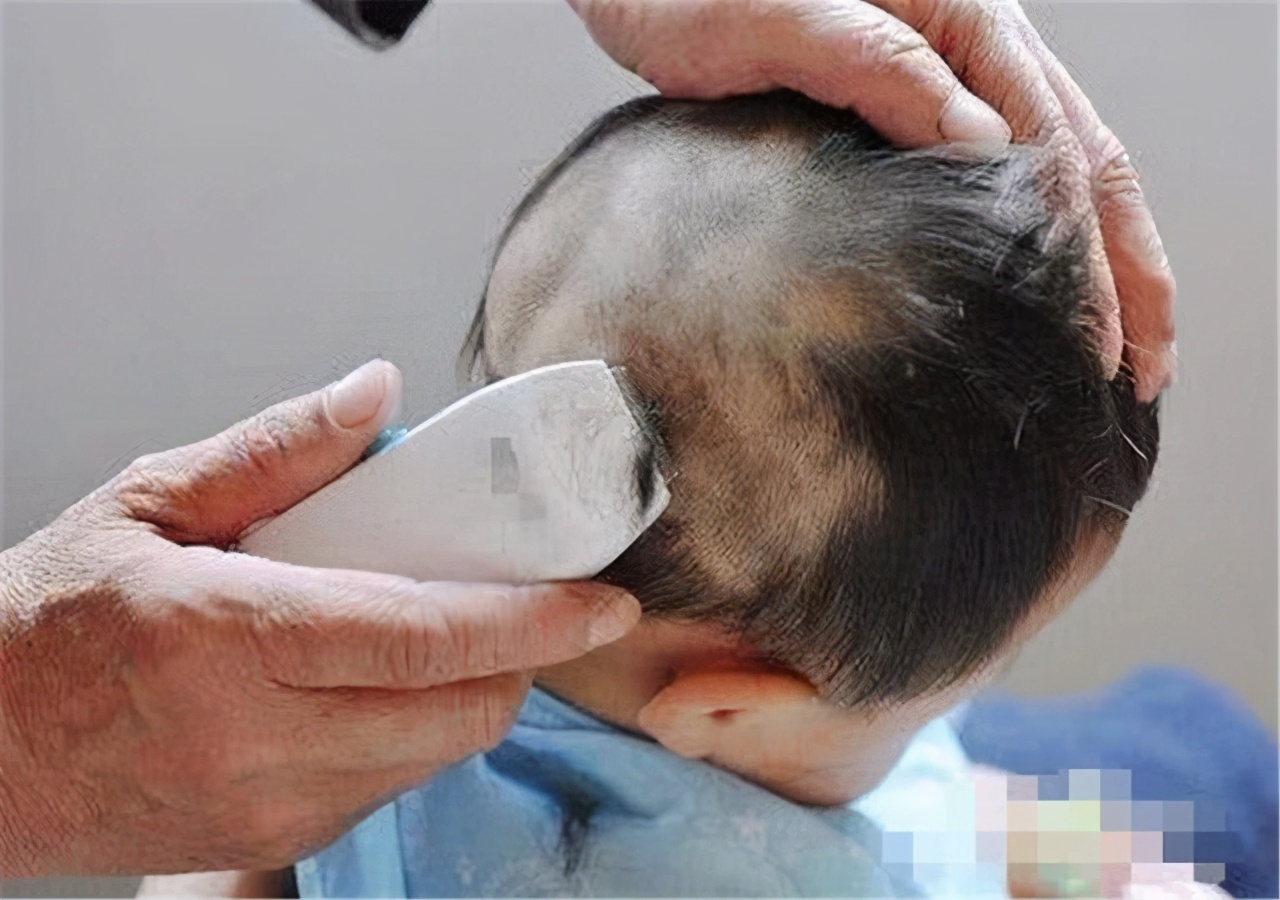 宝宝满月剃头,如何正确给满月宝宝剃头