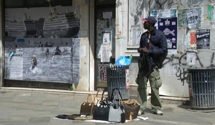 疑惑,为什么法国巴黎大街上那么多黑人在摆地摊?