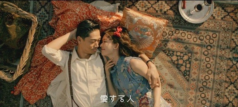 林志玲晒与老公mv造型,林志玲和老公穿驼色西装拍写真