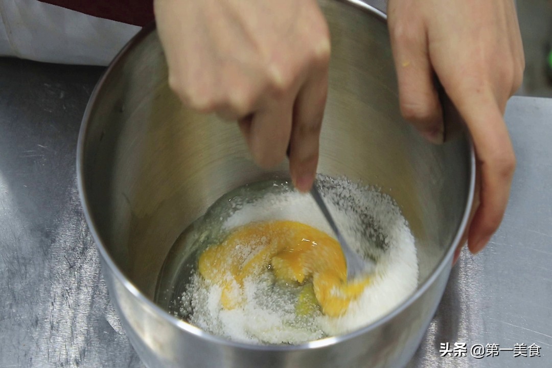 一碗面粉三个鸡蛋做糕点,一个鸡蛋半斤面粉做饼干