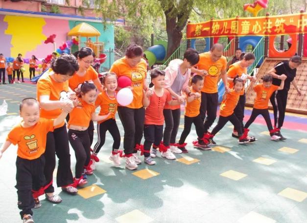 幼儿园团创垃圾袋做裙子,幼儿园垃圾袋做裙子