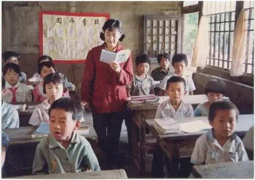 这位民师大姐,曾既教书又扫盲,获省教委表彰,是省三八红旗手