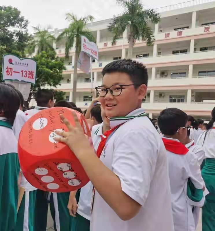 海南华侨中学初中部第三届英语文化节暨中秋英语游园活动受到七年级新生追捧