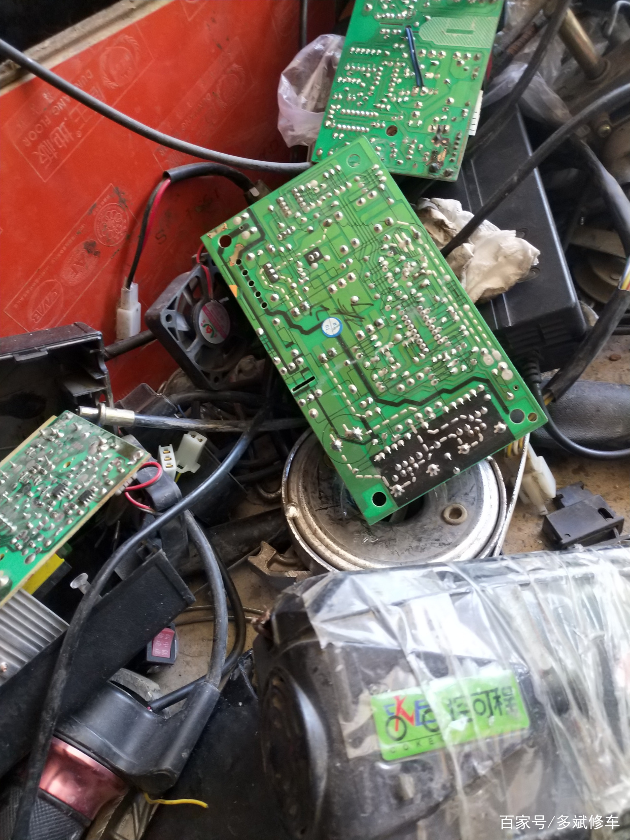 电动车电池充电鼓包充电器会坏吧,电动车电池充电器怎么保护