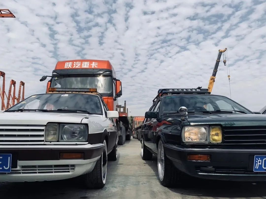 同时拥有好几辆摩托车,同时有多辆越野车