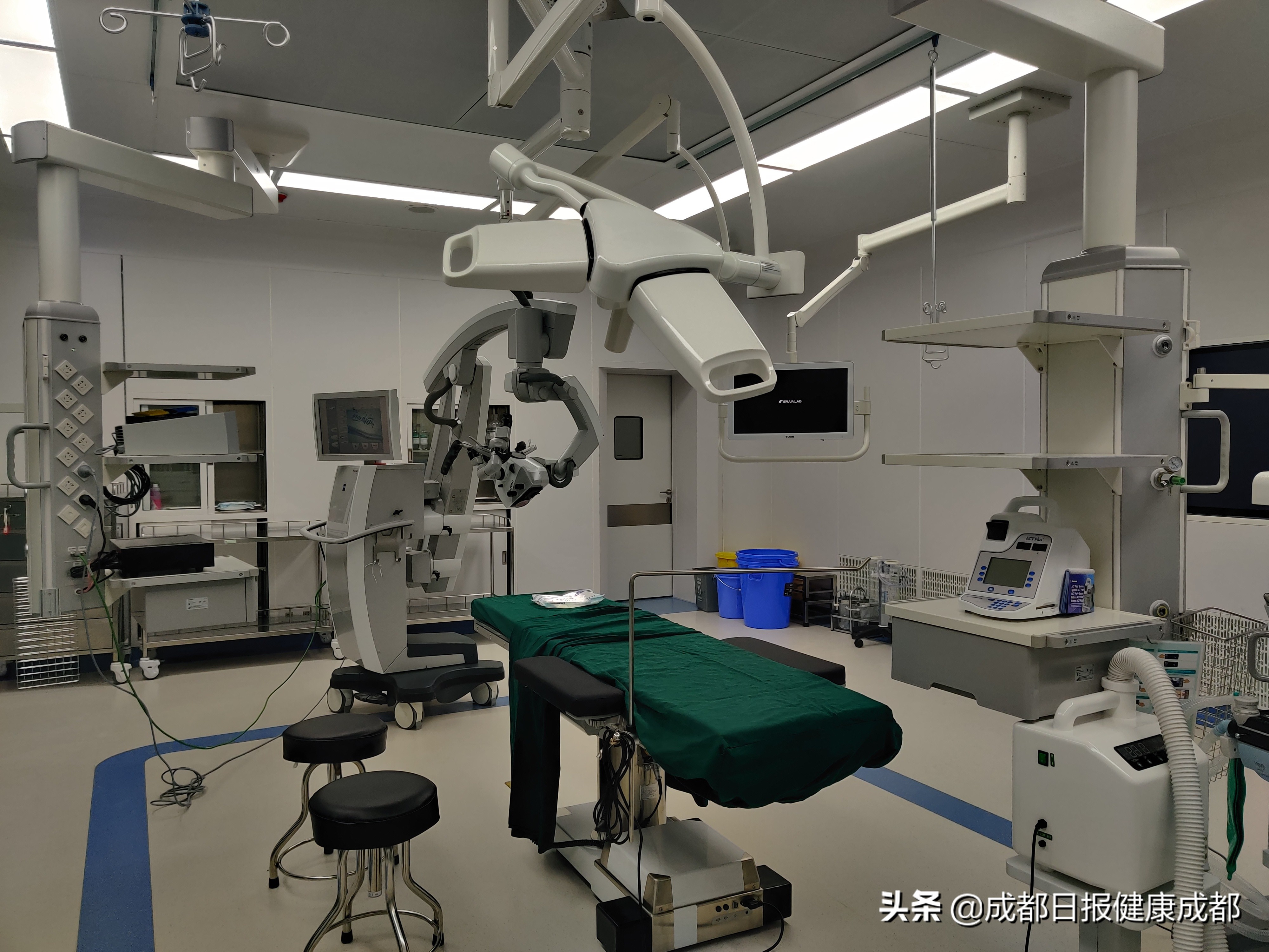 成都市二医院龙潭院区今天试运行,强烈科技感给人带来满满的安全感