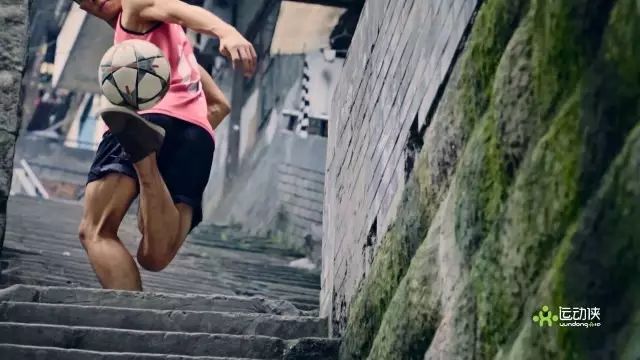 小伙展示高难度球技,男孩在众人面前展示足球技术全集