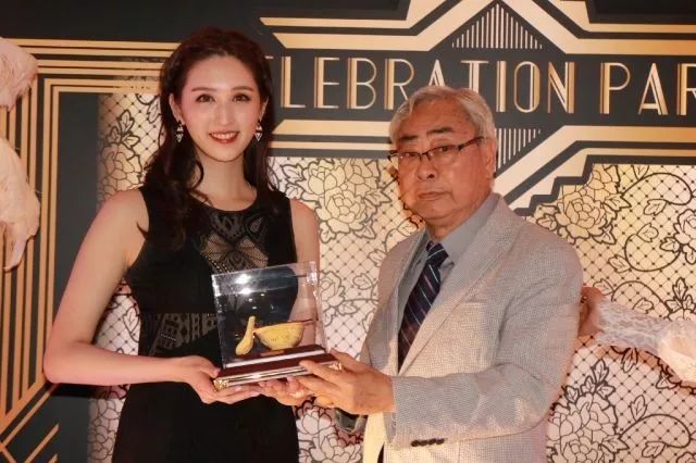 香港最强悍贵妇，一句话骂走王祖贤，93岁叼烟庆生超霸气