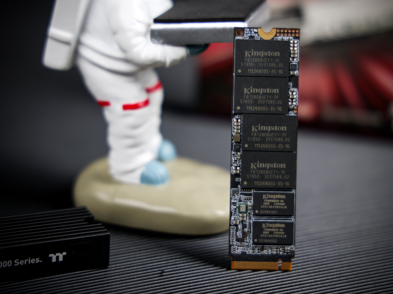 金士顿固态nv1跟kc2500哪个系列好,金士顿kc2500固态500g硬盘开箱