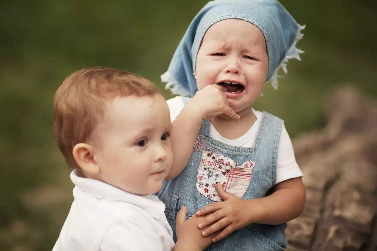 两个孩子其中一个总觉得大人偏心,两个孩子都喜欢偏心