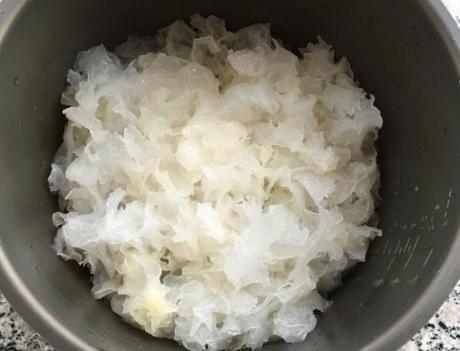 煮银耳怎样不溢出来,煮银耳不出胶怎么补救