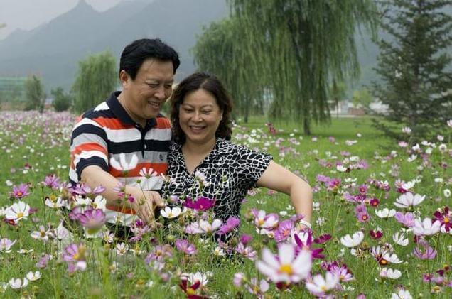 1990年除夕夜，唐国强妻子自杀身亡，留遗书给7岁女儿：为我*仇报**