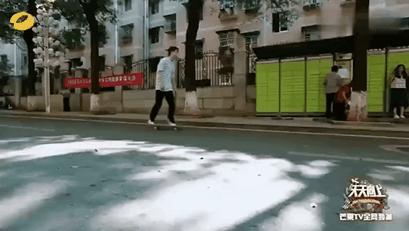 新手滑板教程长板刹车,滑板怎么刹车转方向和跳跃