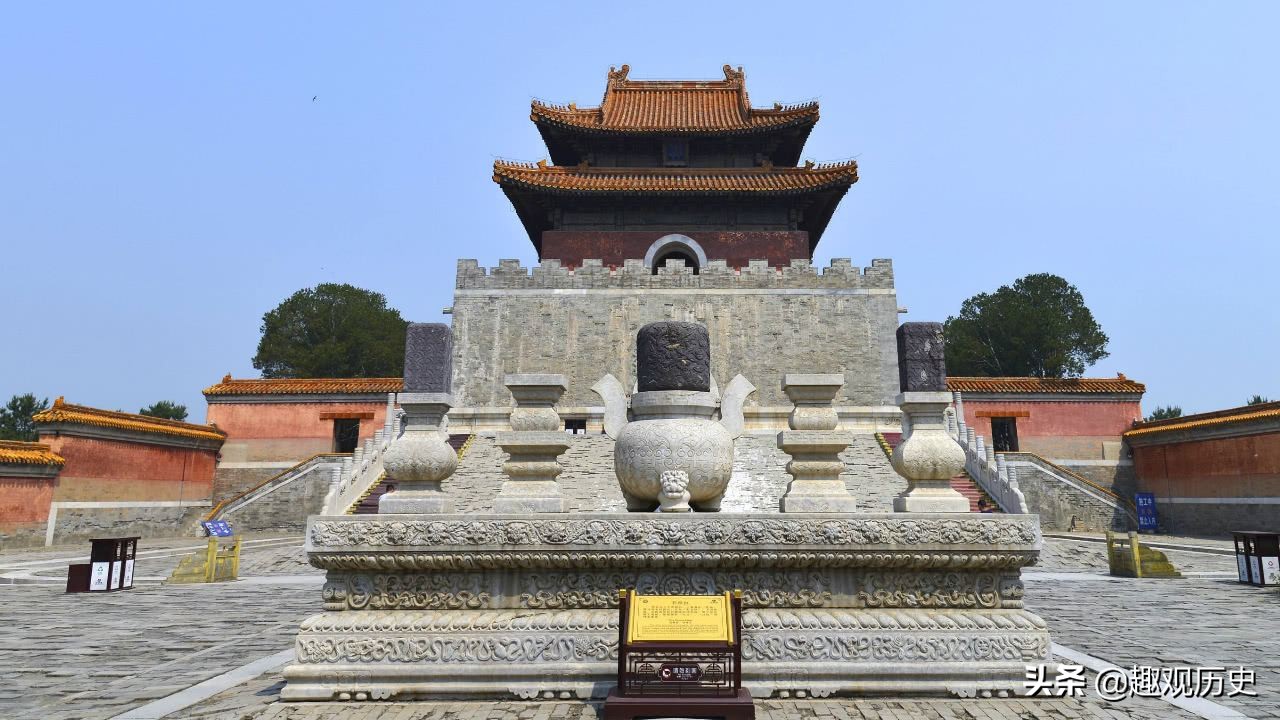 乾隆皇帝死后是他的哪个儿子继位,乾隆皇帝薨逝后他的妃子下场如何