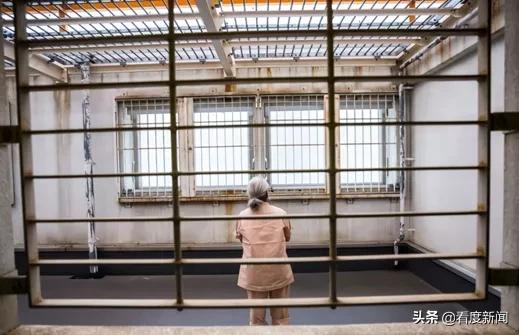 上海退休阿姨花30万住五星级酒店两个月，“没钱了就抢金店”