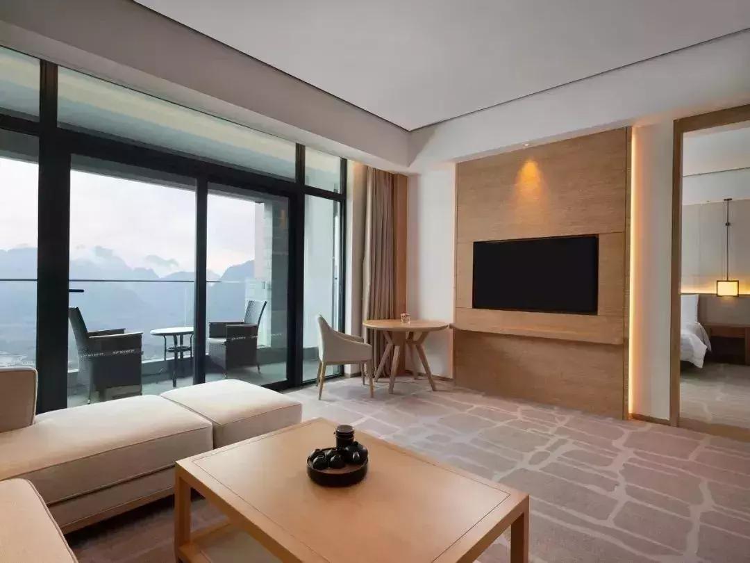 躺酒店床上看风景,躺在星级酒店房间床上看电视