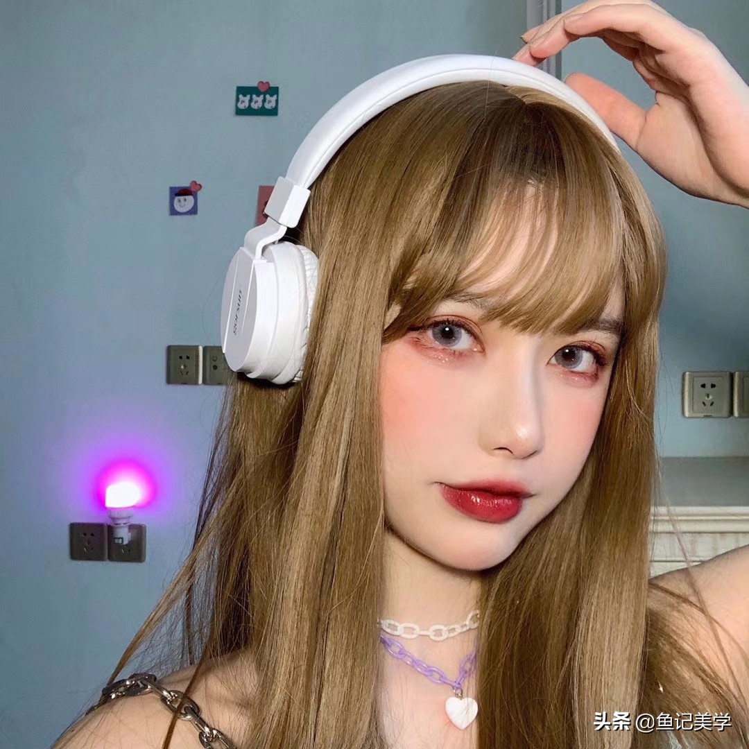 蓝眼珠子的妆容教程,粉红色眼珠子适合的妆容